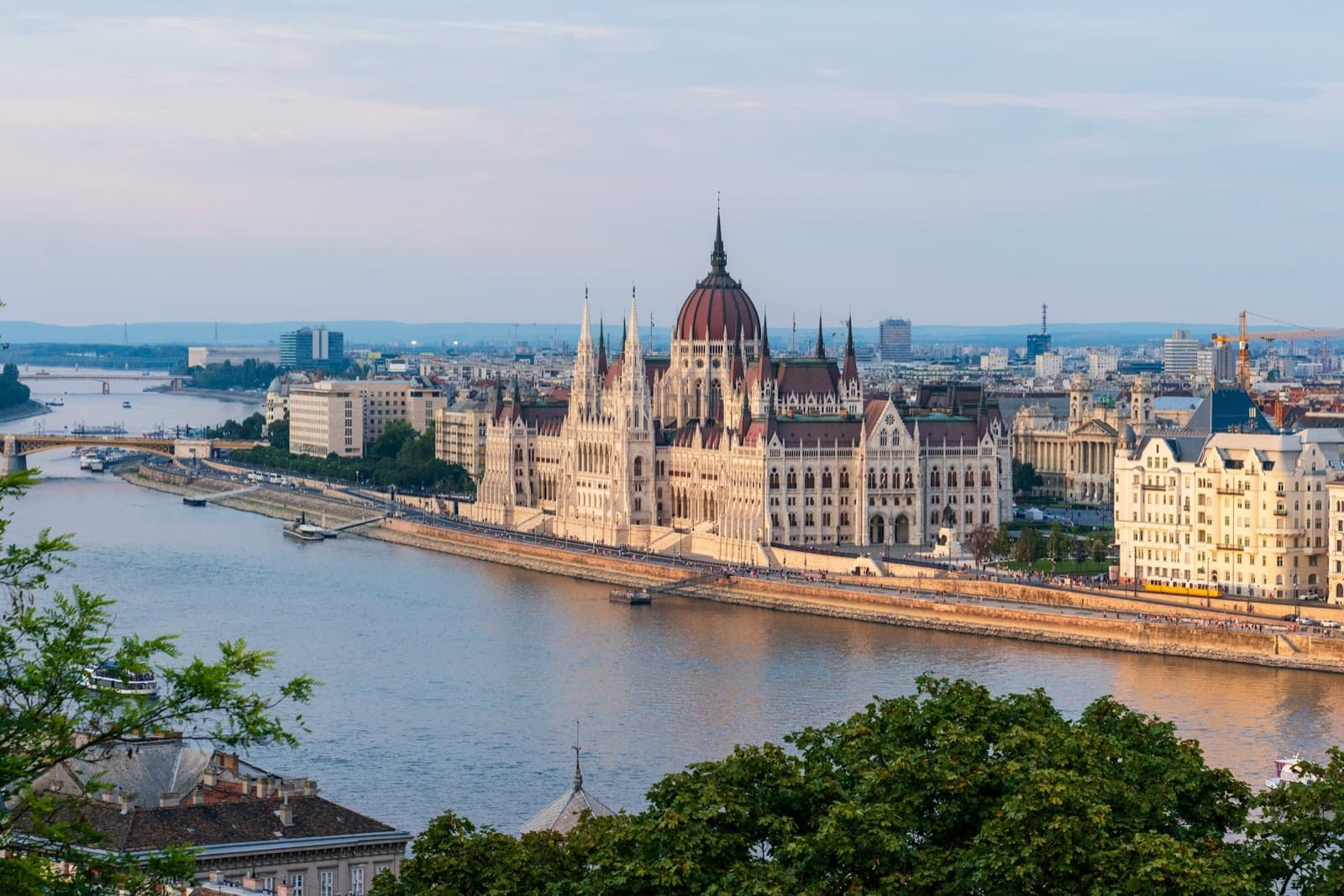 El Parlamento de Hungría a orillas del Danubio, en Budapest