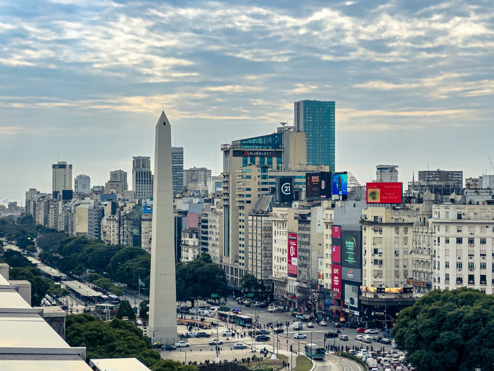 El Obelisco y la avenida 9 de Julio en Buenos Aires