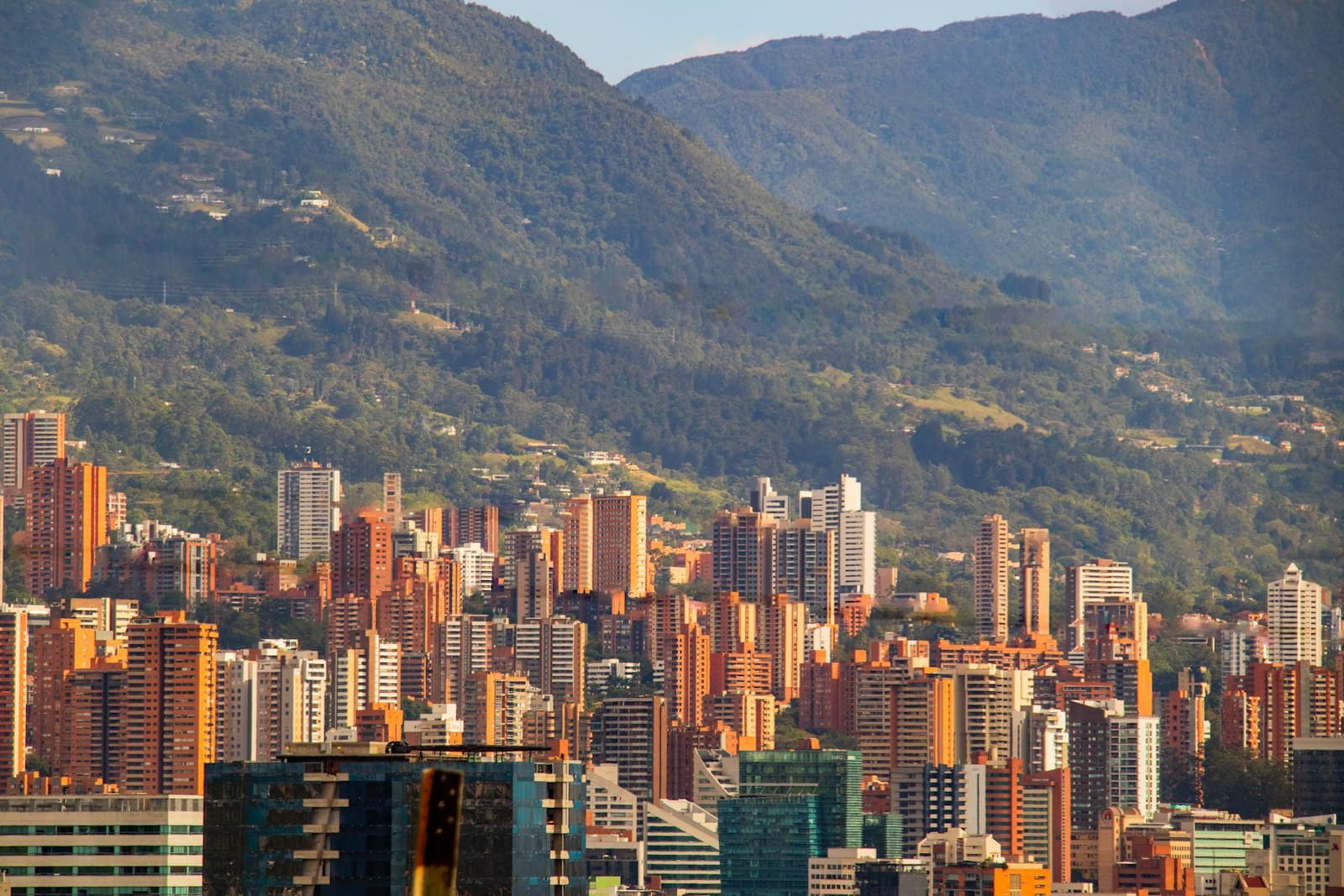 Medellín con montañas de fondo