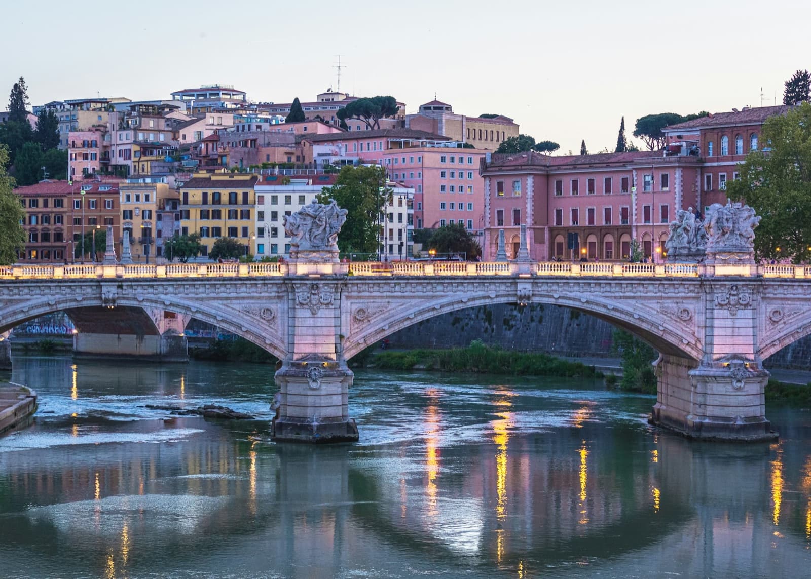 Puente sobre el Tíber en Roma al atardecer