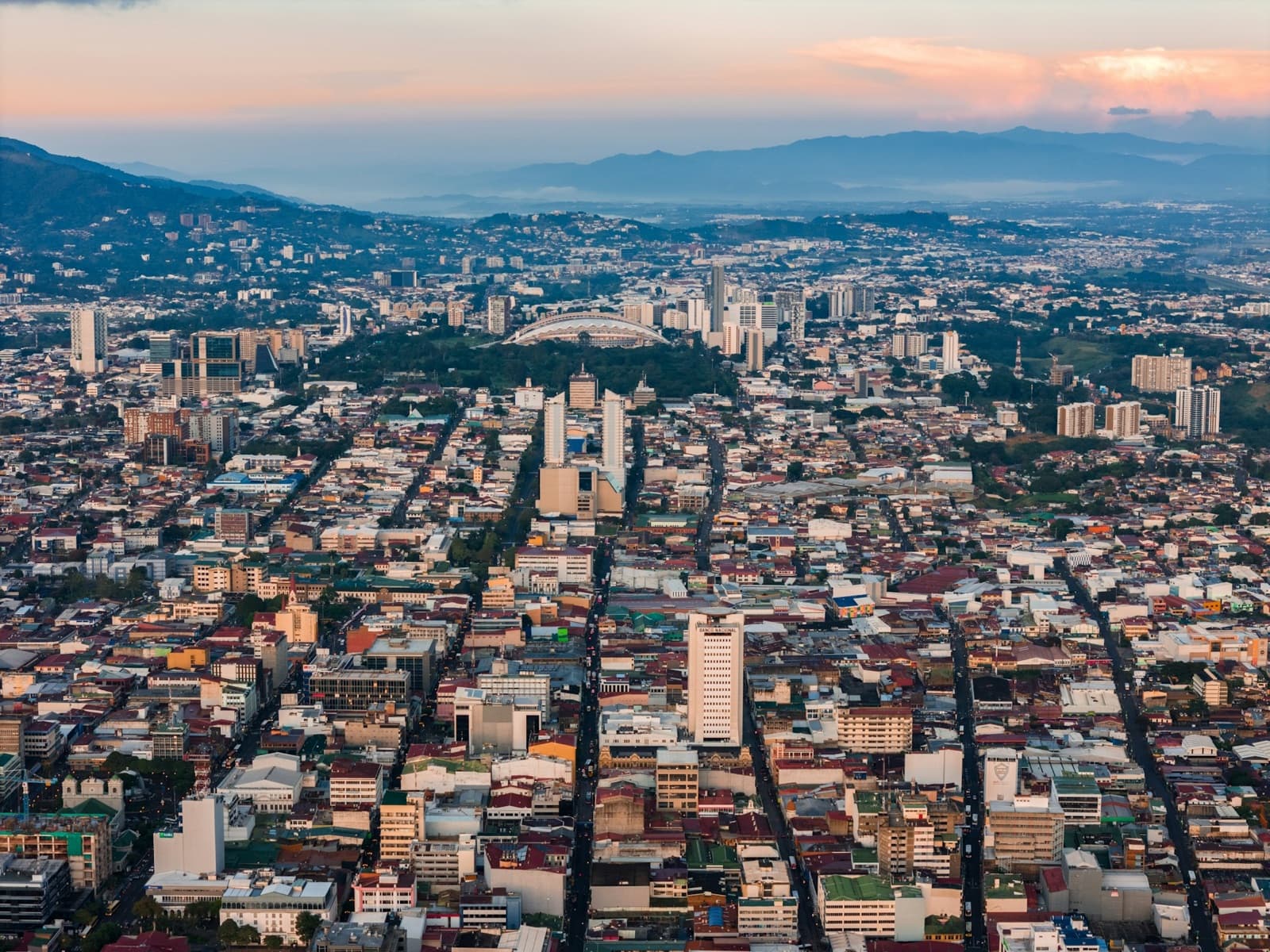 Vista aérea de San José, Costa Rica, con montañas al amanecer