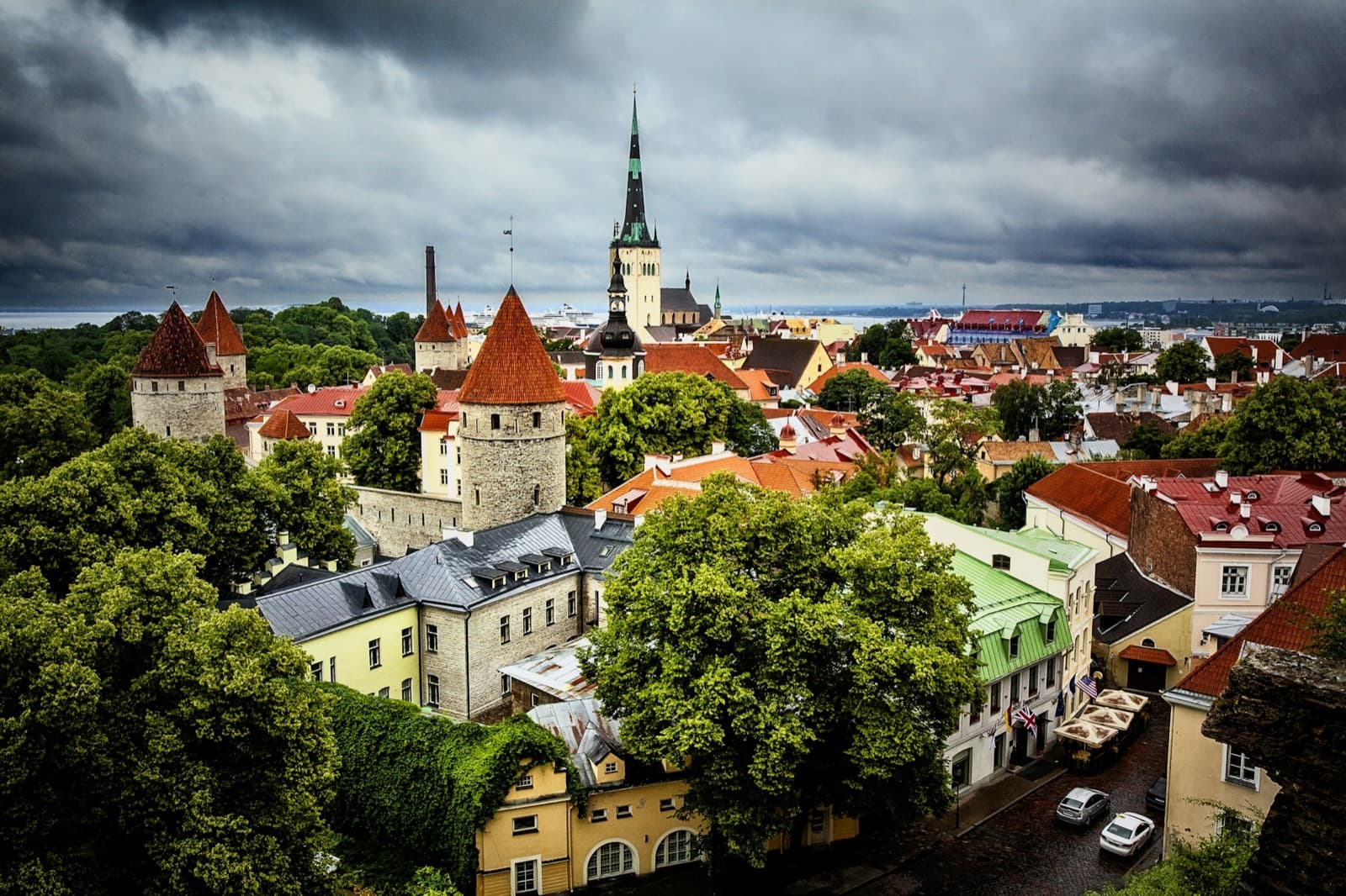 Torres y tejados rojos del casco antiguo de Tallin