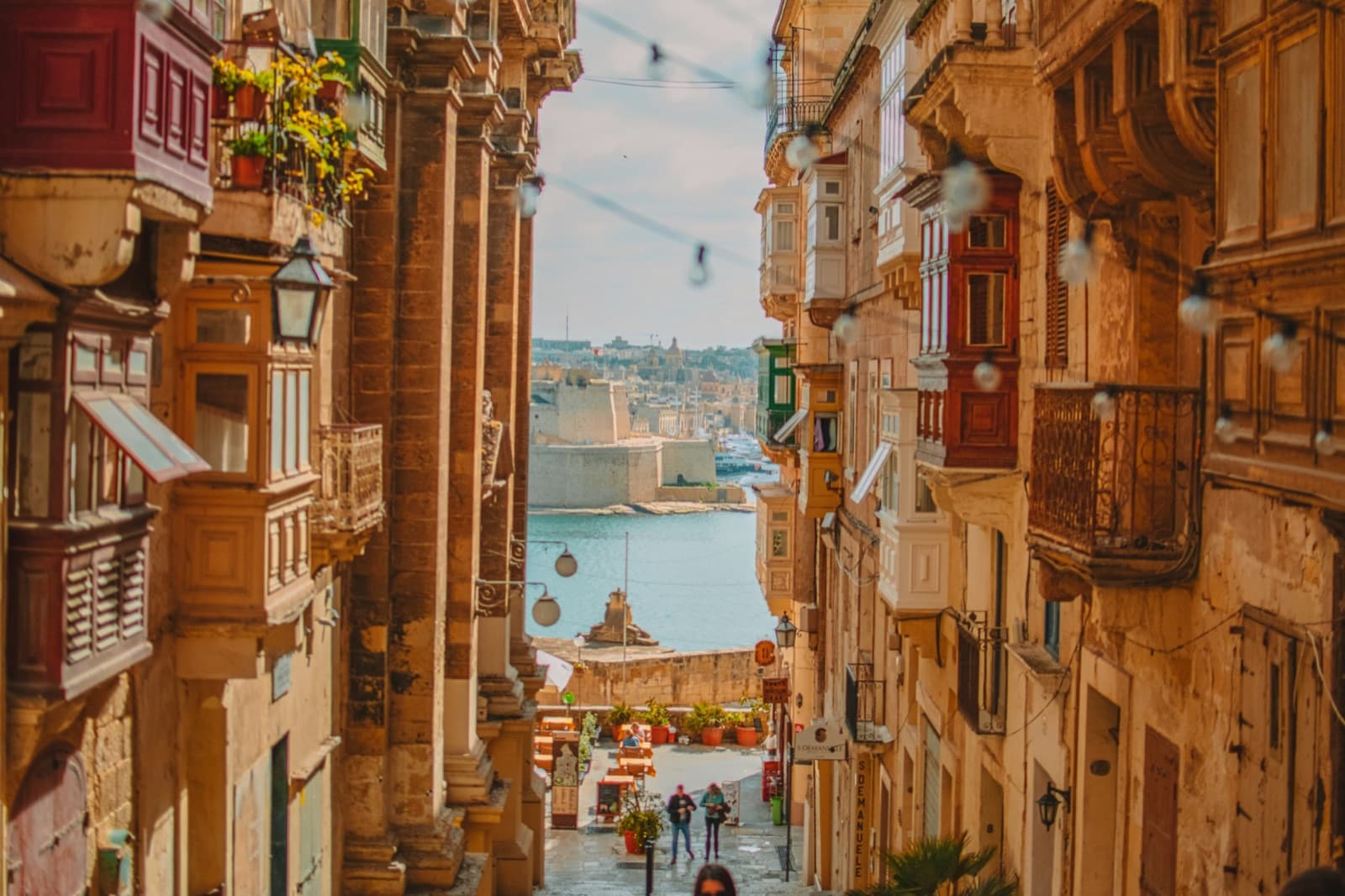 Calle de La Valeta con balcones de madera y el Gran Puerto al fondo