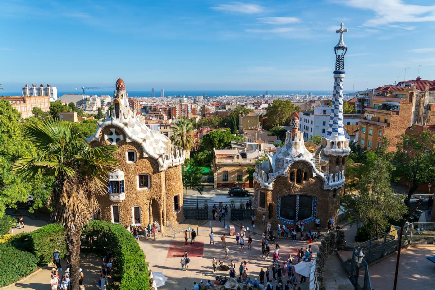 Arquitectura de Gaudí en el Park Güell con Barcelona y el mar al fondo