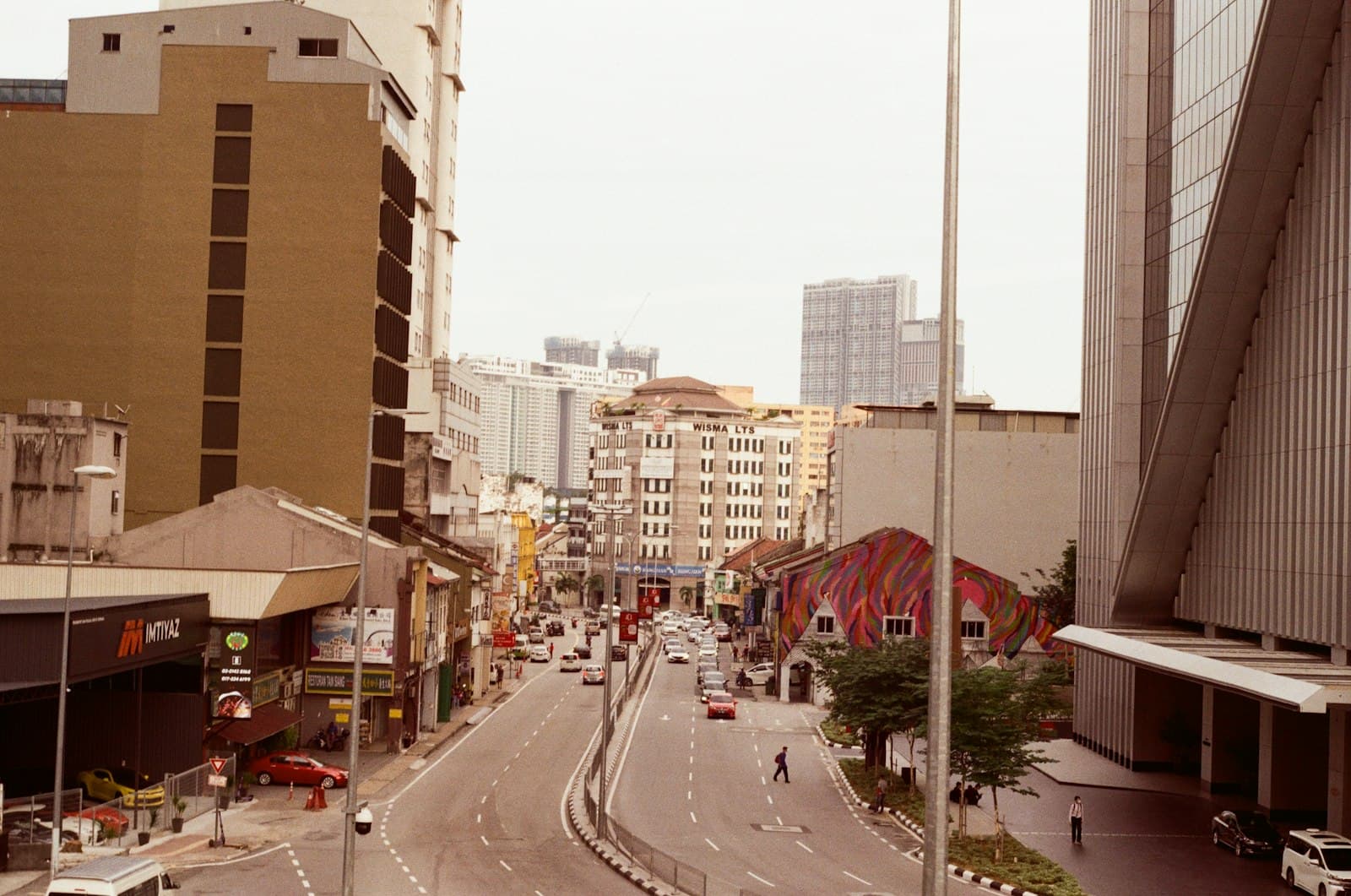 Avenida del centro de Kuala Lumpur entre edificios altos