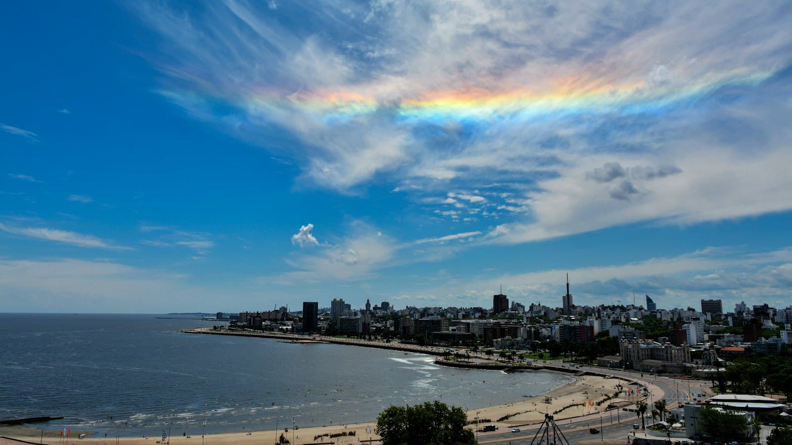 Montevideo's waterfront and beach on the Río de la Plata