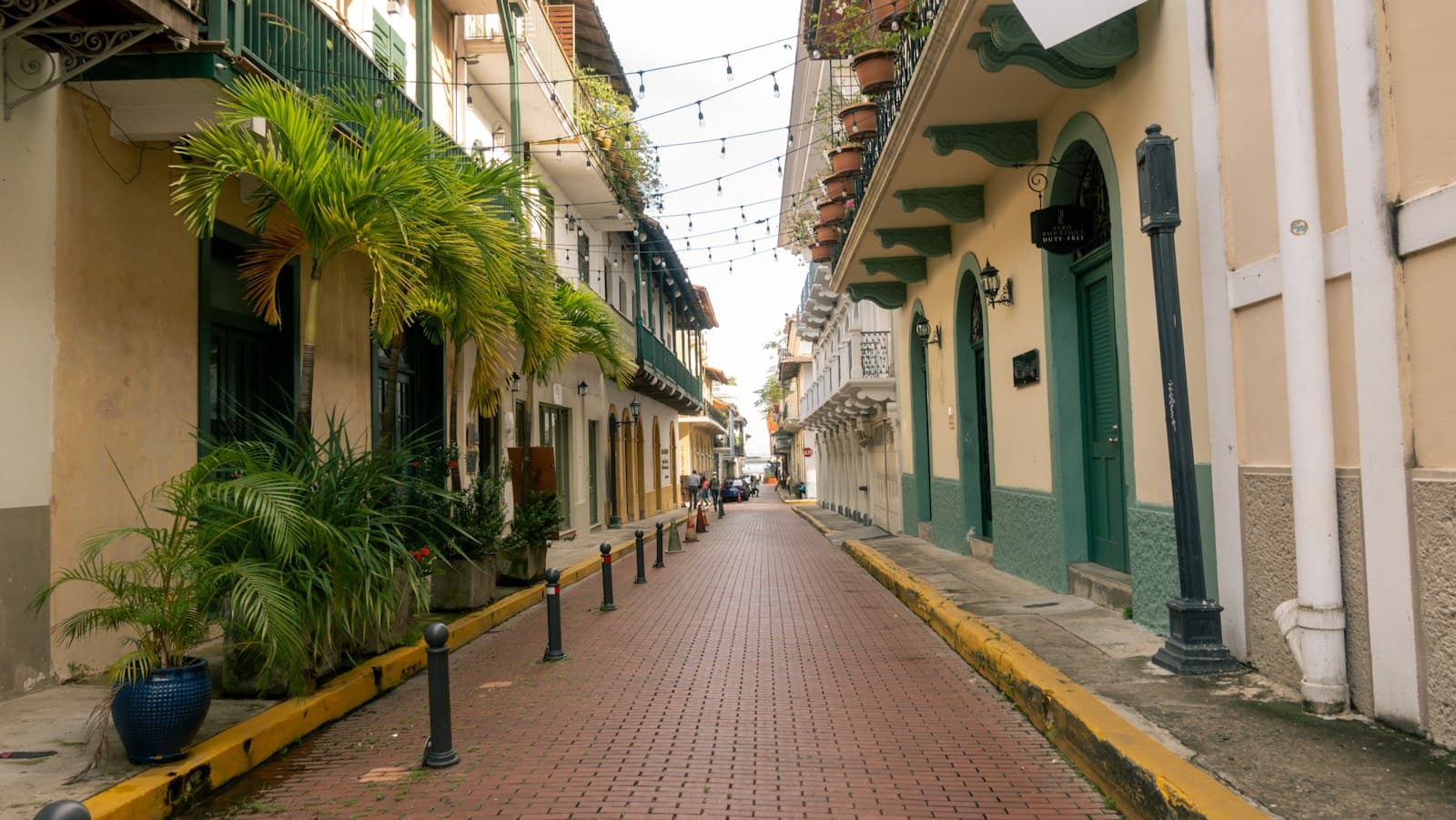 Calle peatonal con balcones y palmeras en Ciudad de Panamá